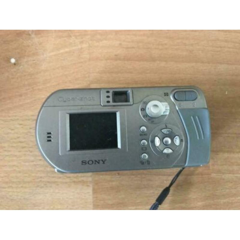 3 digitale fotocamera's, 5 adapters en 5 kabeltjes.