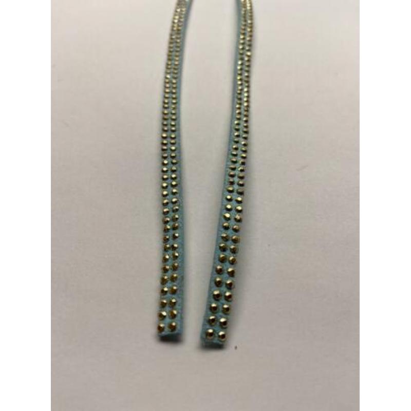 Turquoise imitatie suede bandje. Ong. 5 mm x 2 meter