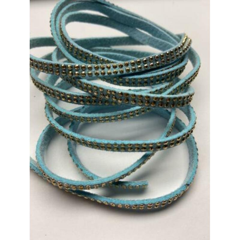 Turquoise imitatie suede bandje. Ong. 5 mm x 2 meter