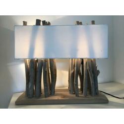 Mooie lamp met kap van stof en houten voet