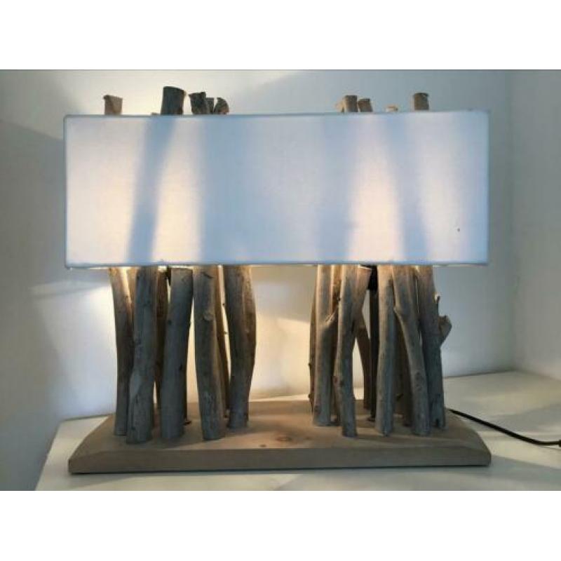 Mooie lamp met kap van stof en houten voet