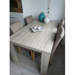 Eettafel met eetkamerstoelen