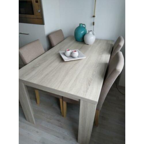 Eettafel met eetkamerstoelen