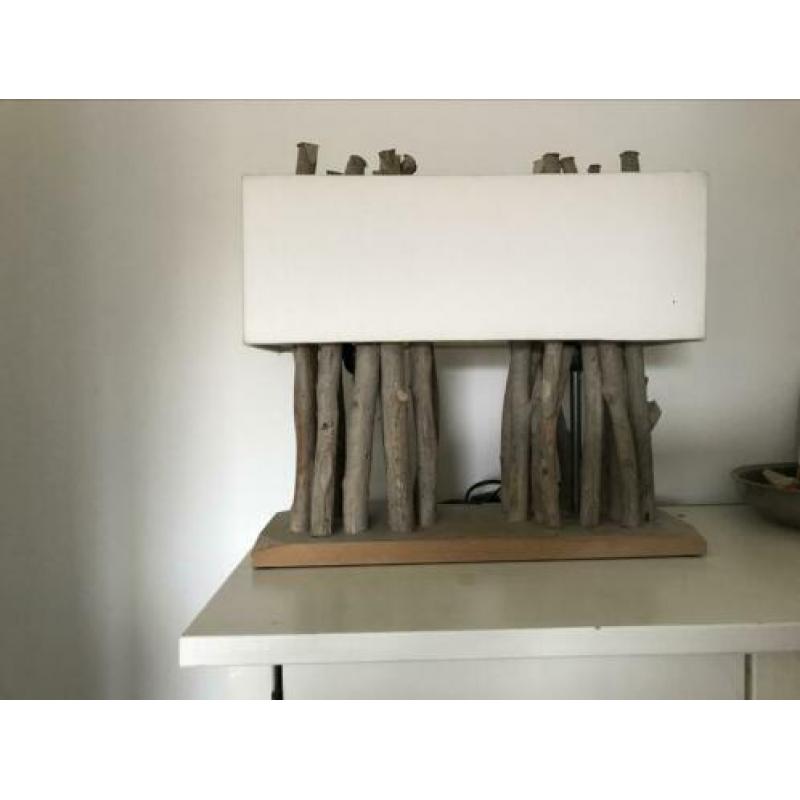 Mooie lamp met kap van stof en houten voet
