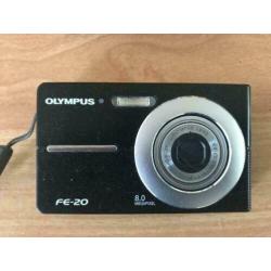 3 digitale fotocamera's, 5 adapters en 5 kabeltjes.