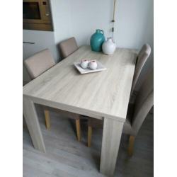 Eettafel met eetkamerstoelen