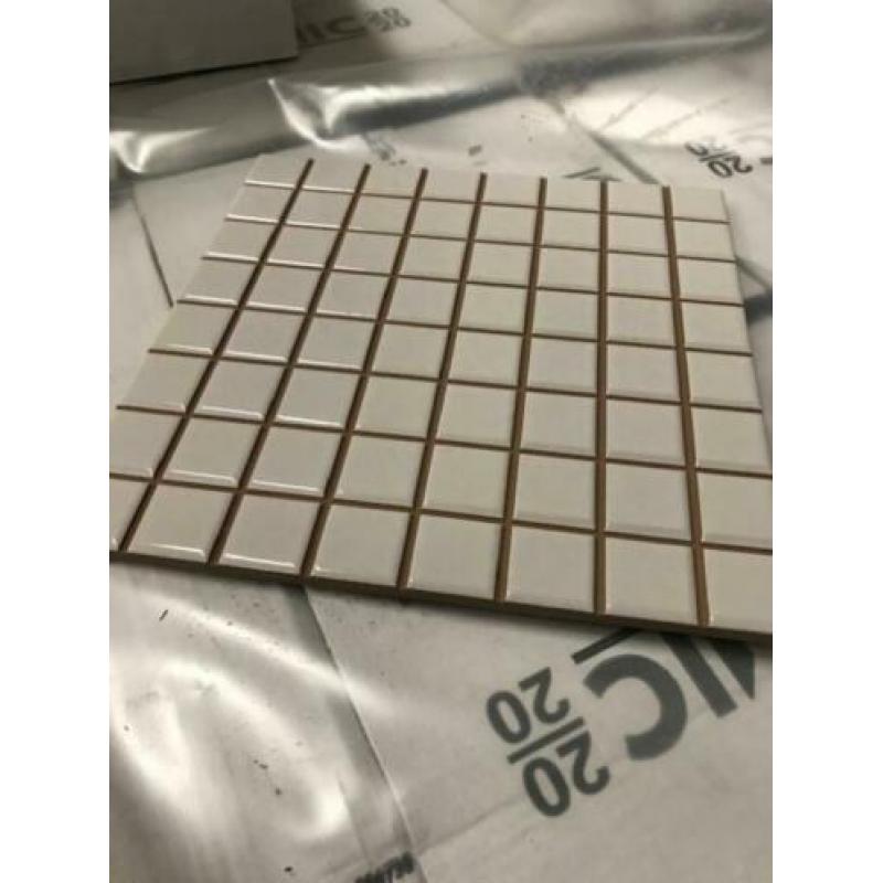 Mozaiektegel 2.5x2.5 op tegel 20x20 beige prijs per m2