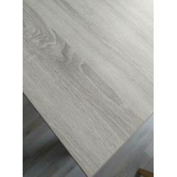 Eettafel met eetkamerstoelen