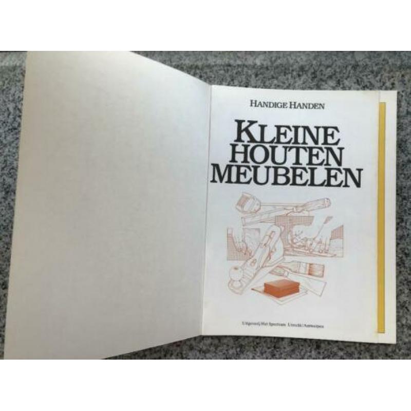 Kleine houten meubelen