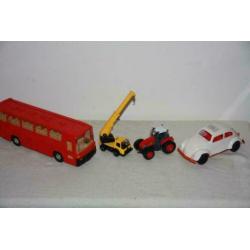 Grote Mercedes Bus met motor, VW Kever 1:24 en Tractor 1:36