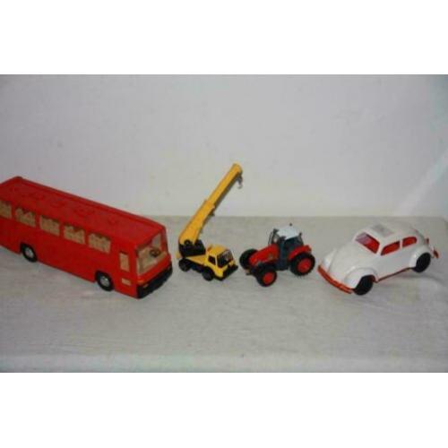 Grote Mercedes Bus met motor, VW Kever 1:24 en Tractor 1:36