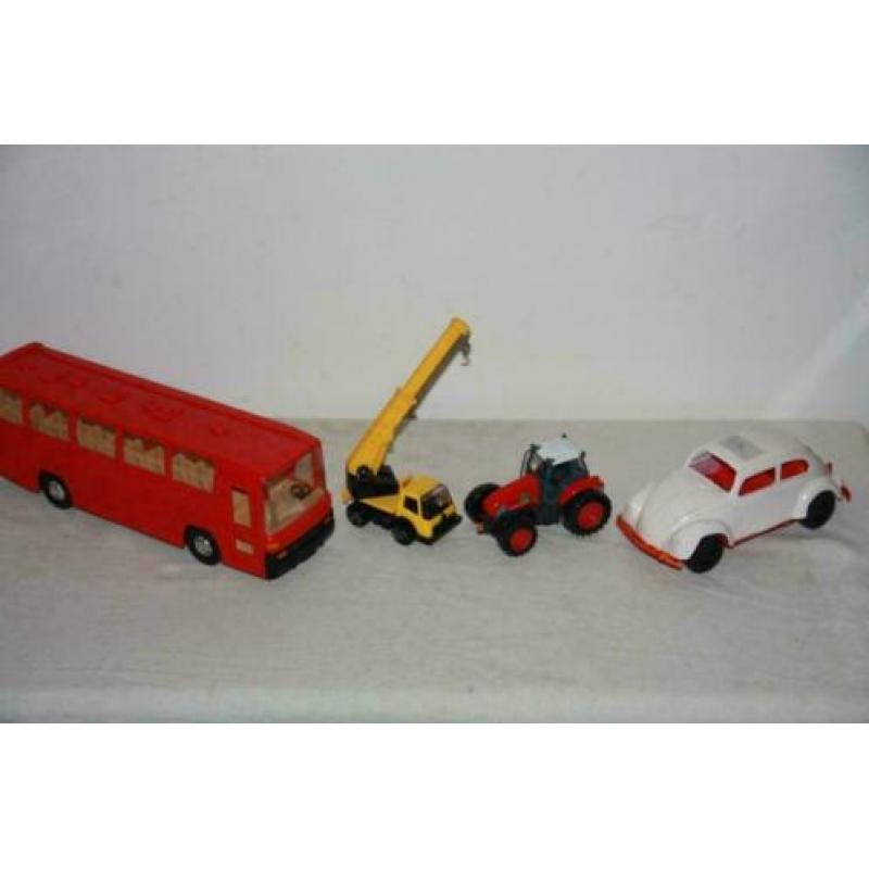 Grote Mercedes Bus met motor, VW Kever 1:24 en Tractor 1:36
