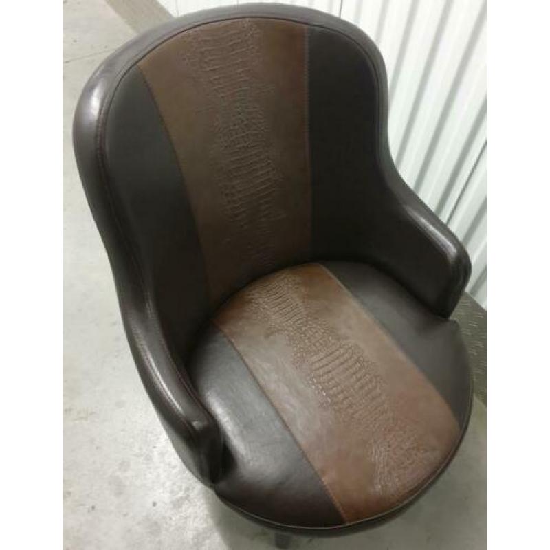 6 mooie leren stoelen met krokodillen design
