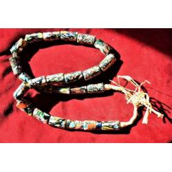 Snoer met 24 vintage West-afrikaanse glaskralen