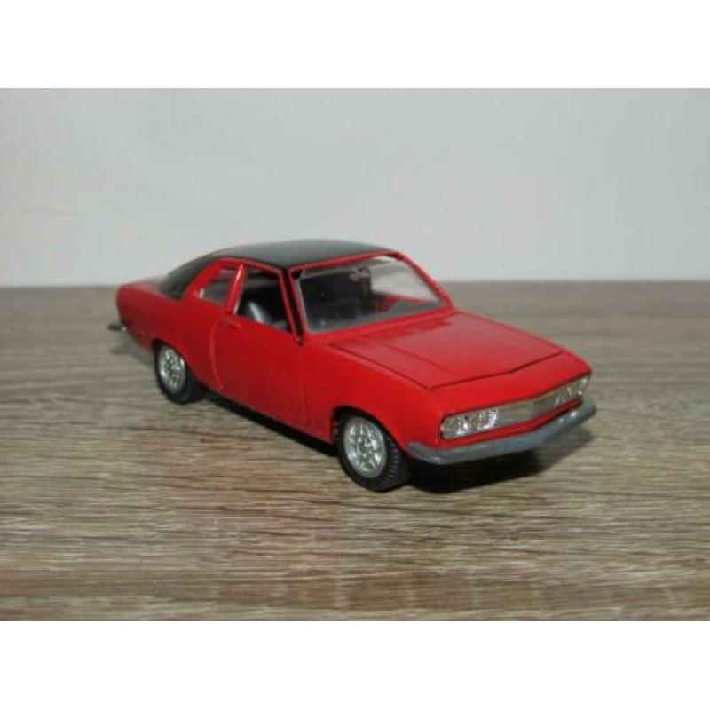 Gama 1:43, Opel Manta A (rood)
