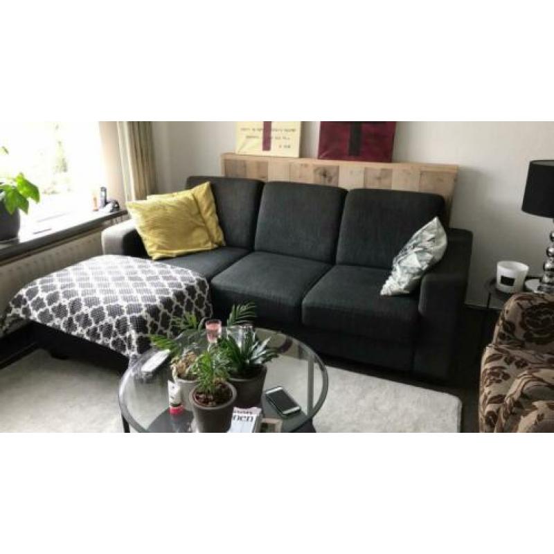 Nette antraciet grijze 3-zits bank met loungestuk