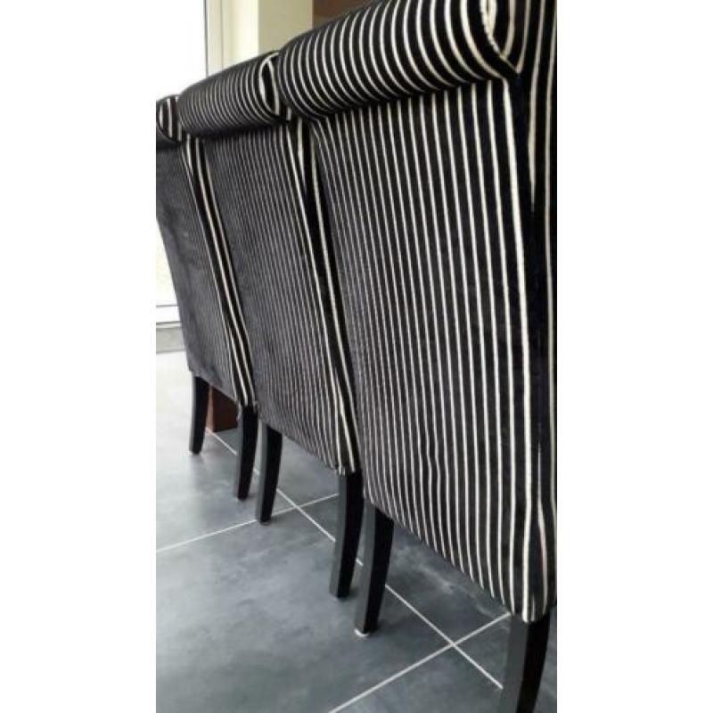 Eetkamertafel bruin met 6 stoelen (zwart/crème) Eethoek