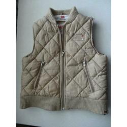 Beige bodywarmer en ivoorwitte kabeltrui mt 116