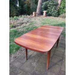Vintage uitschuiftafel + 2 stoelen