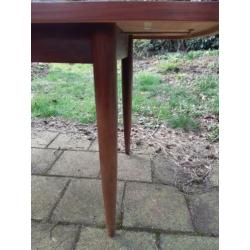 Vintage uitschuiftafel + 2 stoelen