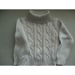 Beige bodywarmer en ivoorwitte kabeltrui mt 116
