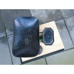 Brocante oud / antieke engelse weegschaal + gewichten.