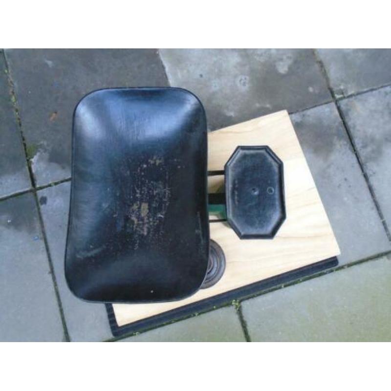 Brocante oud / antieke engelse weegschaal + gewichten.