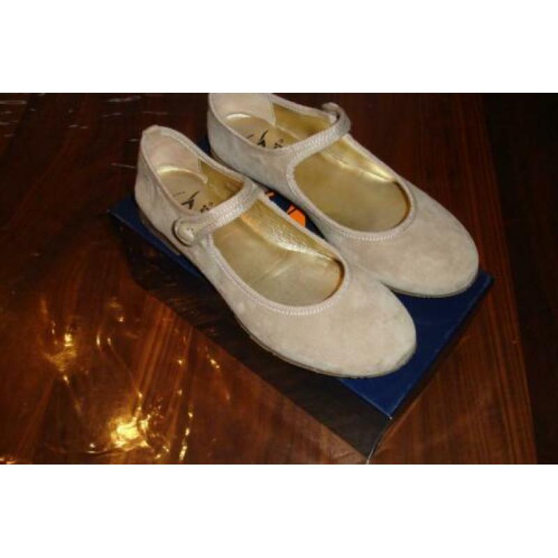 Gallucci schoen beige suede in maat 35 als nieuw!