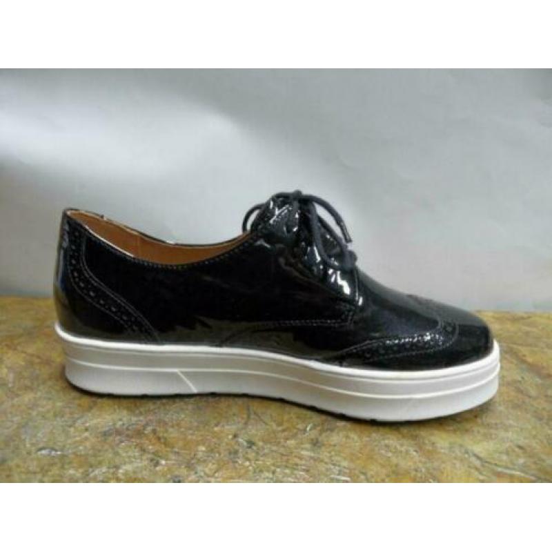 Zwarte lakschoenen Caprice 42