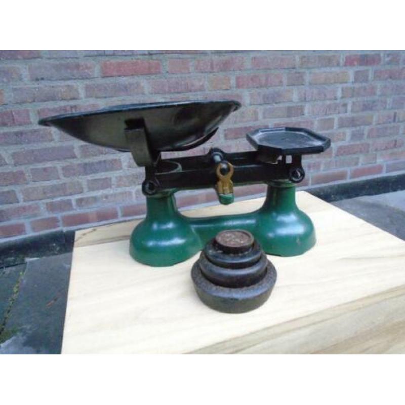 Brocante oud / antieke engelse weegschaal + gewichten.