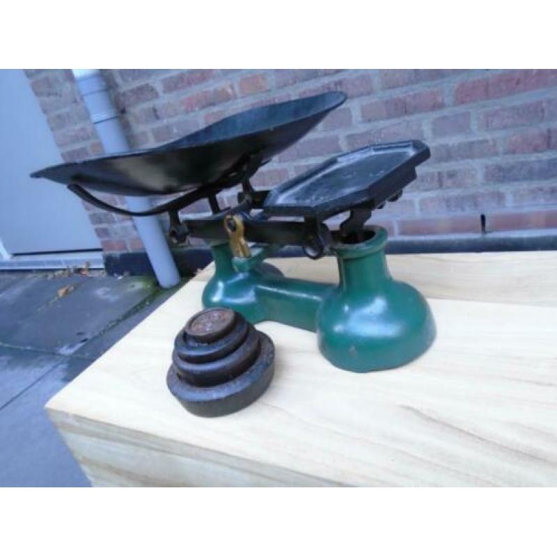 Brocante oud / antieke engelse weegschaal + gewichten.
