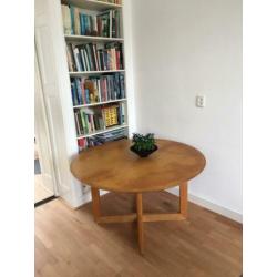 Eetkamertafel met uitklapbaar tussenstuk. Tot 10 personen.
