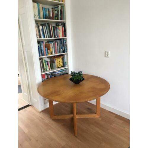 Eetkamertafel met uitklapbaar tussenstuk. Tot 10 personen.