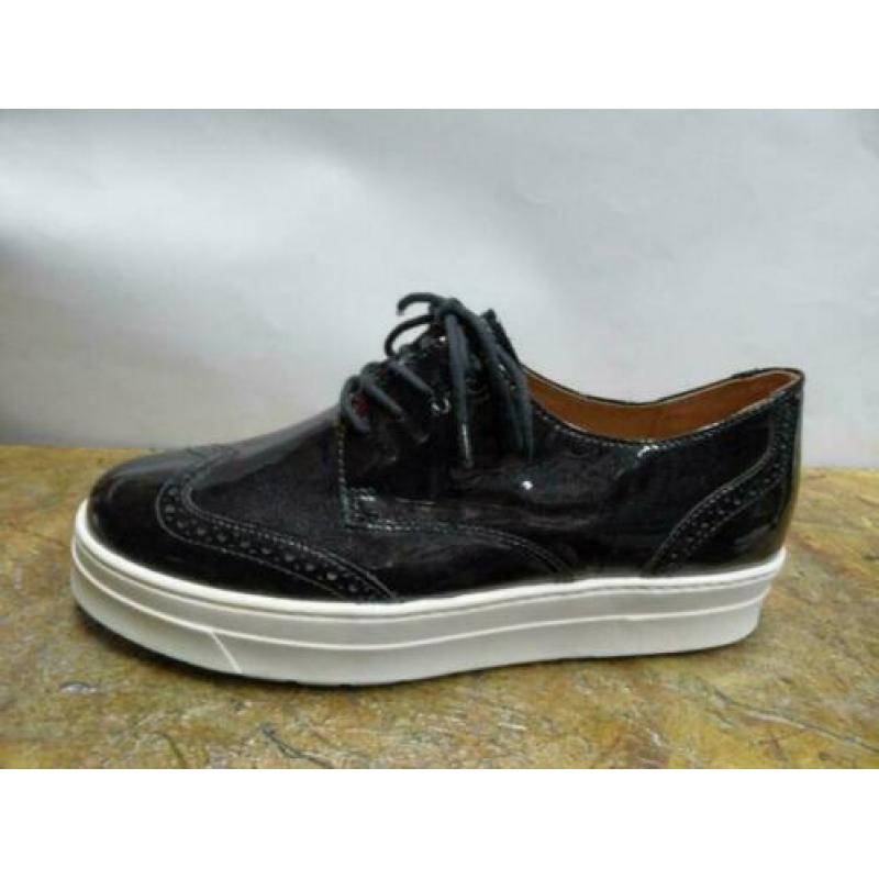 Zwarte lakschoenen Caprice 42