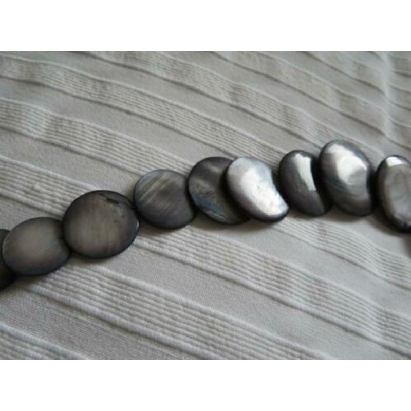 Mooi parelmoer glanzend collier