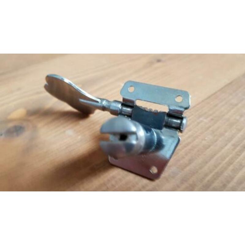 Reliced Fender/Squier VM Jazz Bass tuners, stem mechanieken