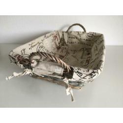 Rieten mand met hengsels en bekleding