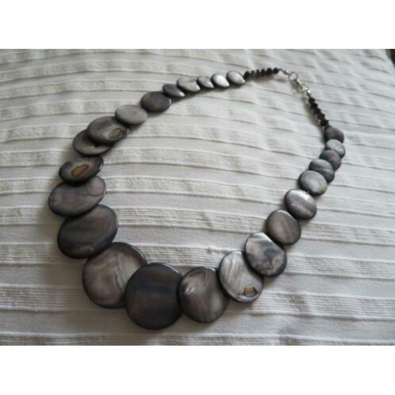 Mooi parelmoer glanzend collier
