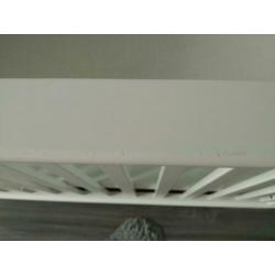 Complete babykamer (commode, kledingkast, ledikant, wandrek)