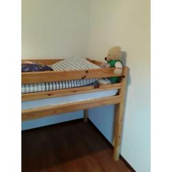 Half hoogdslaper met matras en trapje