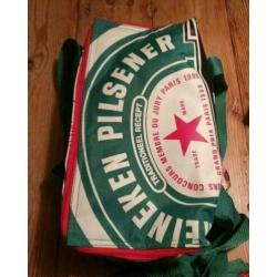 Vier Heineken bier koeltasjes.