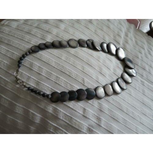 Mooi parelmoer glanzend collier