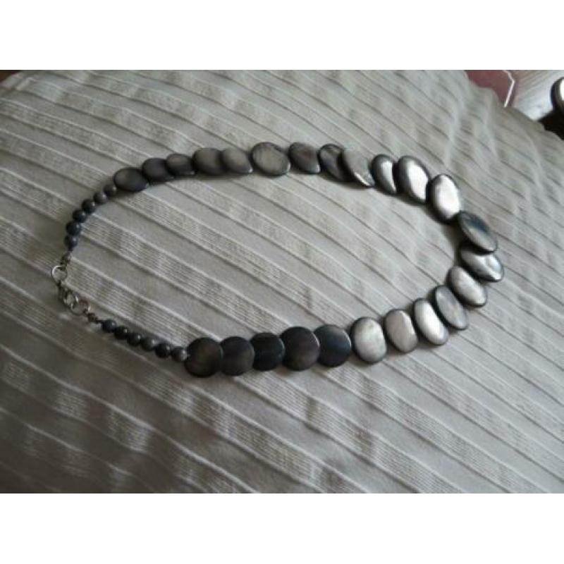 Mooi parelmoer glanzend collier