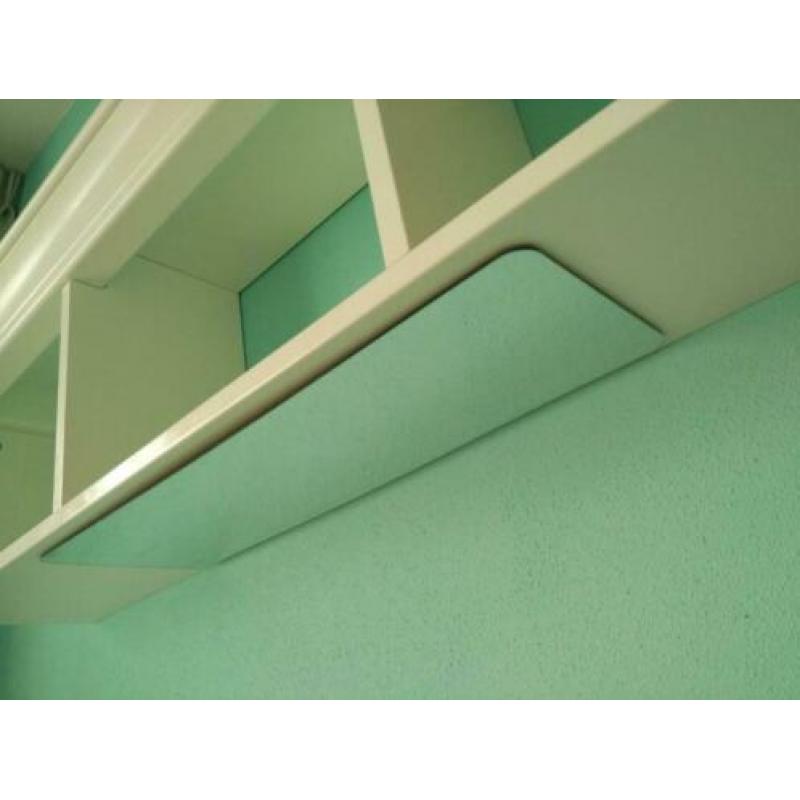 Complete babykamer (commode, kledingkast, ledikant, wandrek)