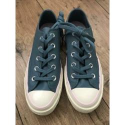 Nieuwe all stars, maat 37.