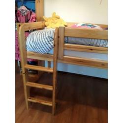 Half hoogdslaper met matras en trapje