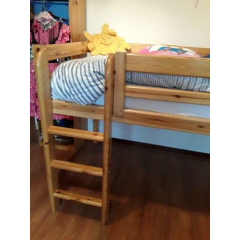 Half hoogdslaper met matras en trapje
