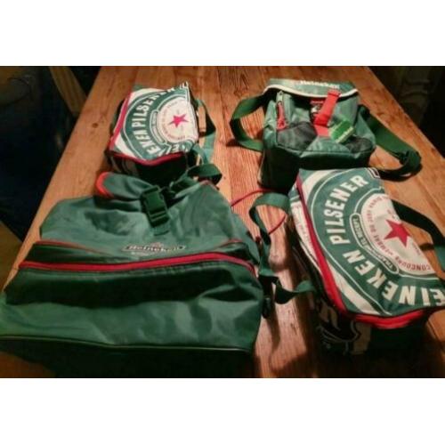 Vier Heineken bier koeltasjes.