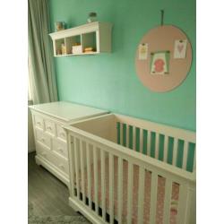 Complete babykamer (commode, kledingkast, ledikant, wandrek)