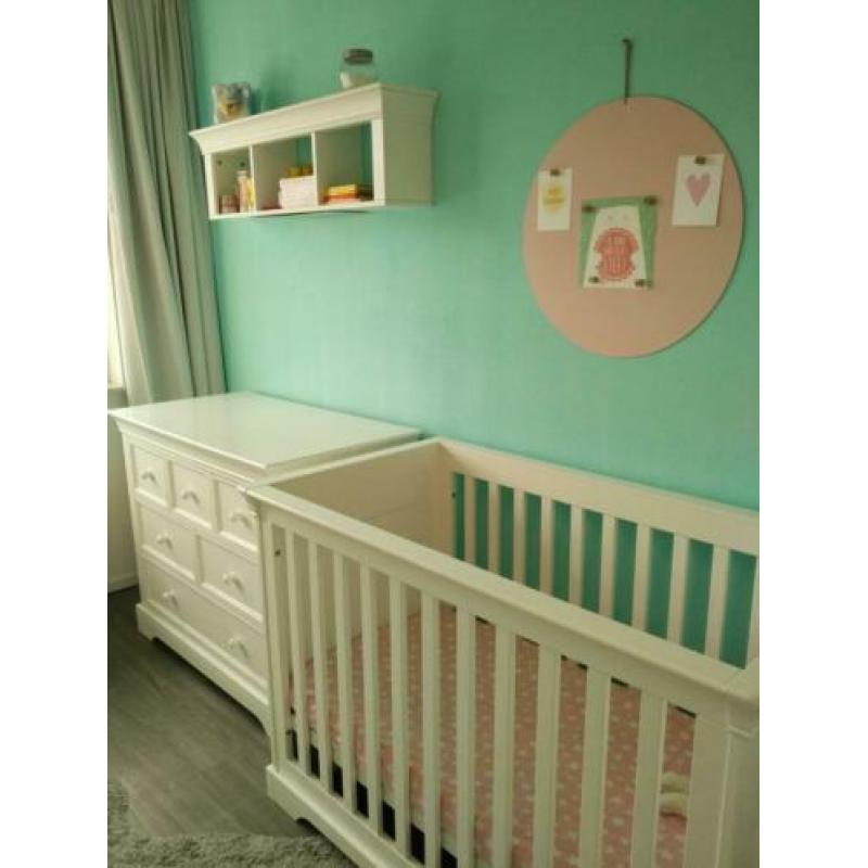 Complete babykamer (commode, kledingkast, ledikant, wandrek)